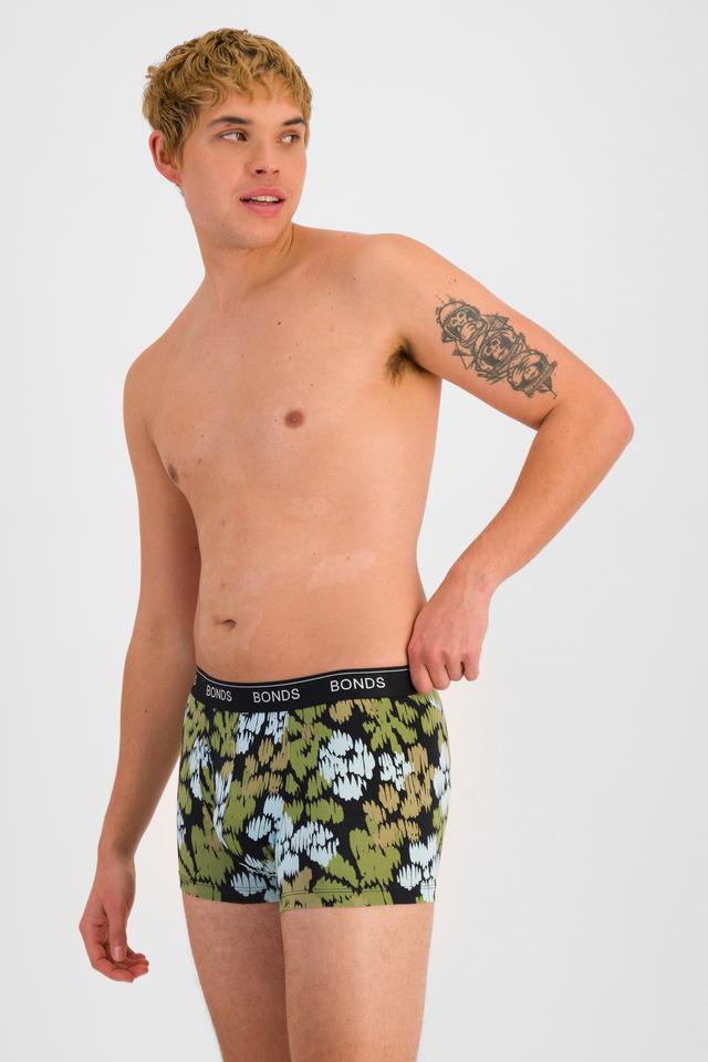 TOBIAS (He/Him) wears size M and is 187cm tall with 93cm chest and 78cm waist