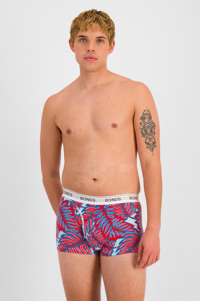 TOBIAS (He/Him) wears size M and is 187cm tall with 93cm chest and 78cm waist