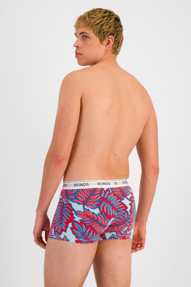 TOBIAS (He/Him) wears size M and is 187cm tall with 93cm chest and 78cm waist
