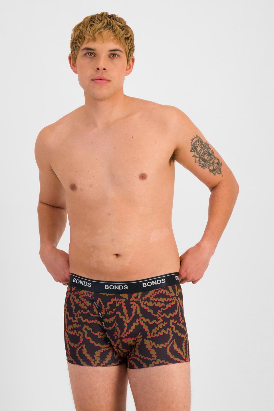 TOBIAS (He/Him) wears size M and is 187cm tall with 93cm chest and 78cm waist