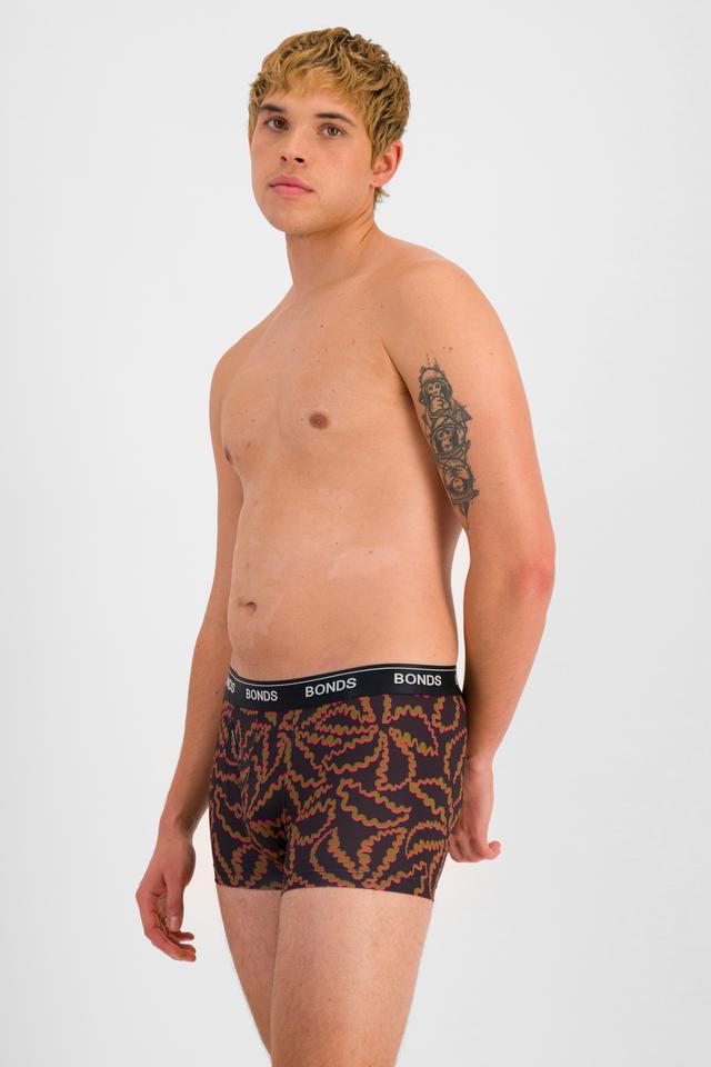 TOBIAS (He/Him) wears size M and is 187cm tall with 93cm chest and 78cm waist