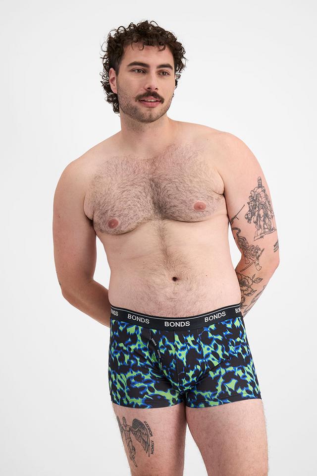 Sam (He/Him) wears size XL and is 178cm tall with 112cm chest