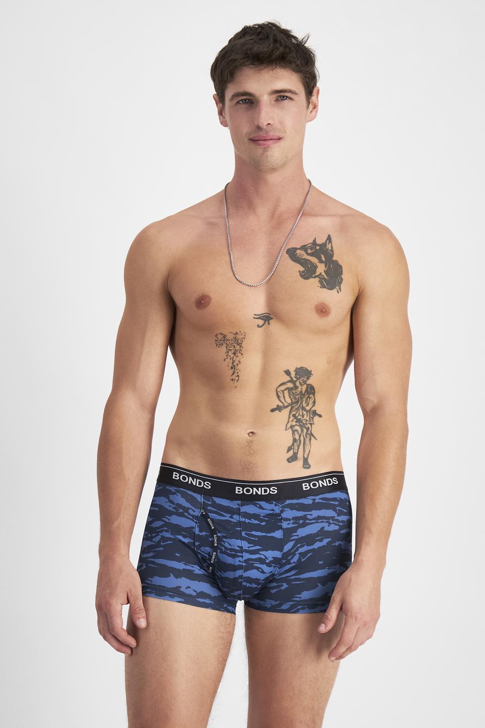 JOSH (He/Him) wears size M and is 185.48cm tall with 99cm chest and 81cm waist
