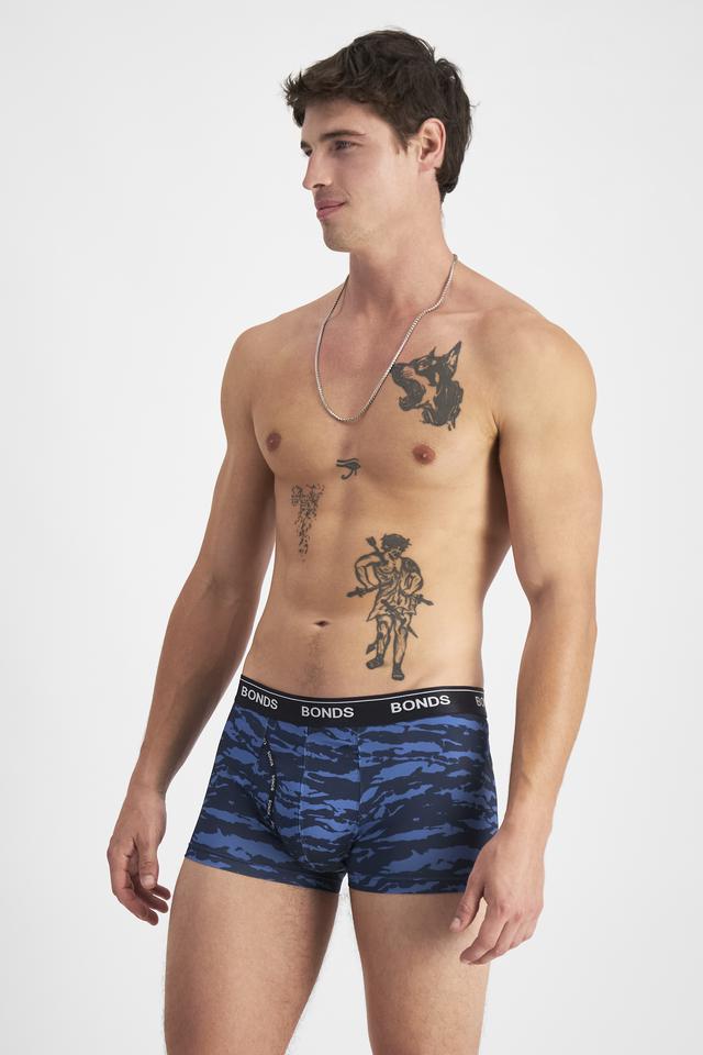 JOSH (He/Him) wears size M and is 185.48cm tall with 99cm chest and 81cm waist