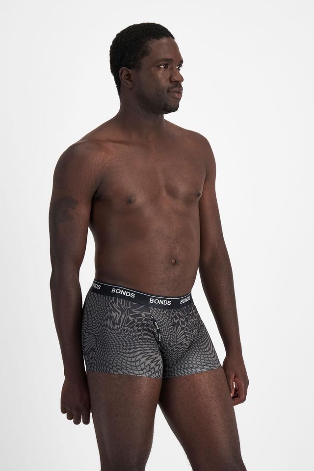 Emmanuel (He/Him) wears size M and is 183cm tall with 97cm chest and 81cm waist