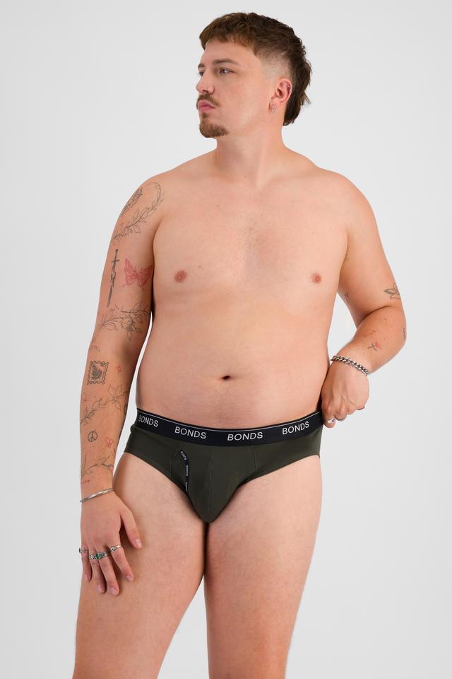 Jake (He/Him) wears size XL and is 195cm tall with 115cm chest and 106cm waist