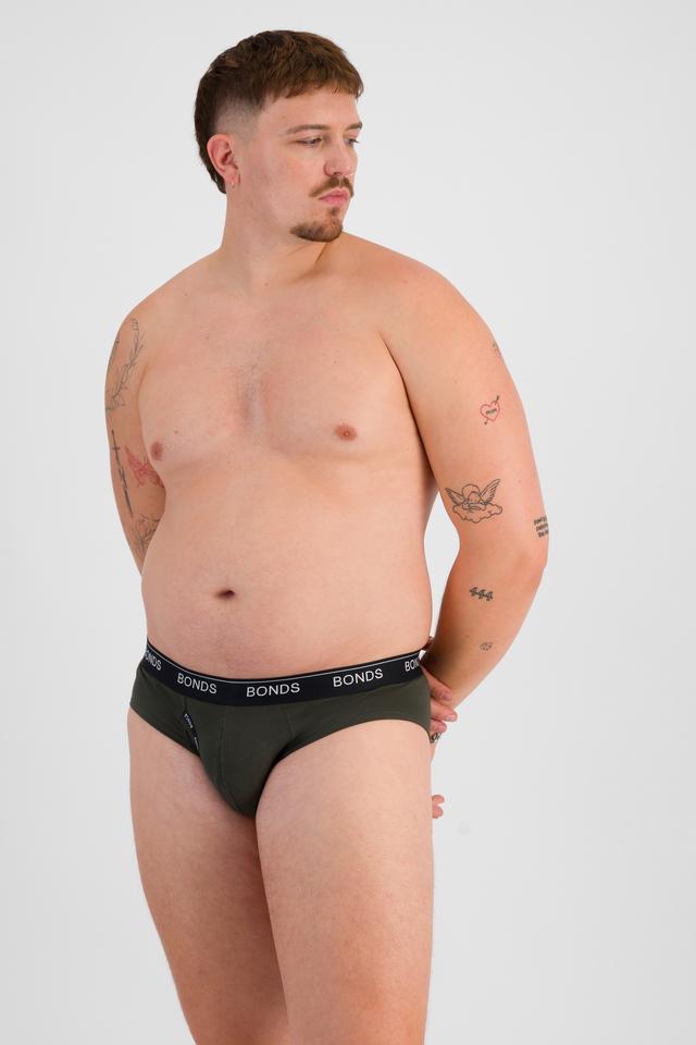 Jake (He/Him) wears size XL and is 195cm tall with 115cm chest and 106cm waist