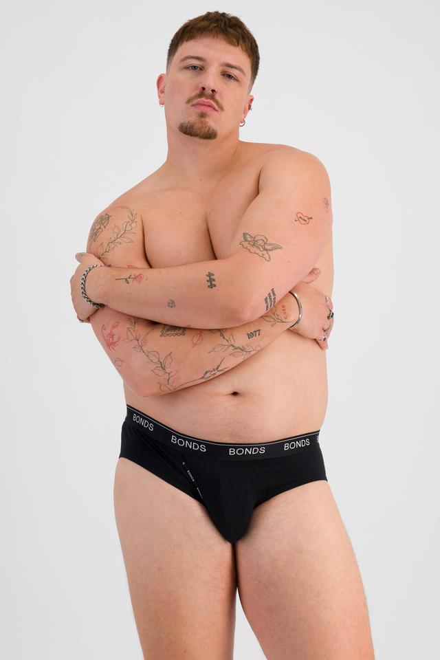 Jake (He/Him) wears size XL and is 195cm tall with 115cm chest and 106cm waist