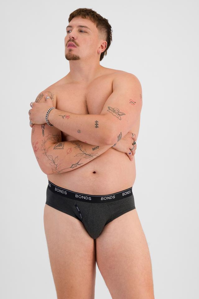 Jake (He/Him) wears size XL and is 195cm tall with 115cm chest and 106cm waist