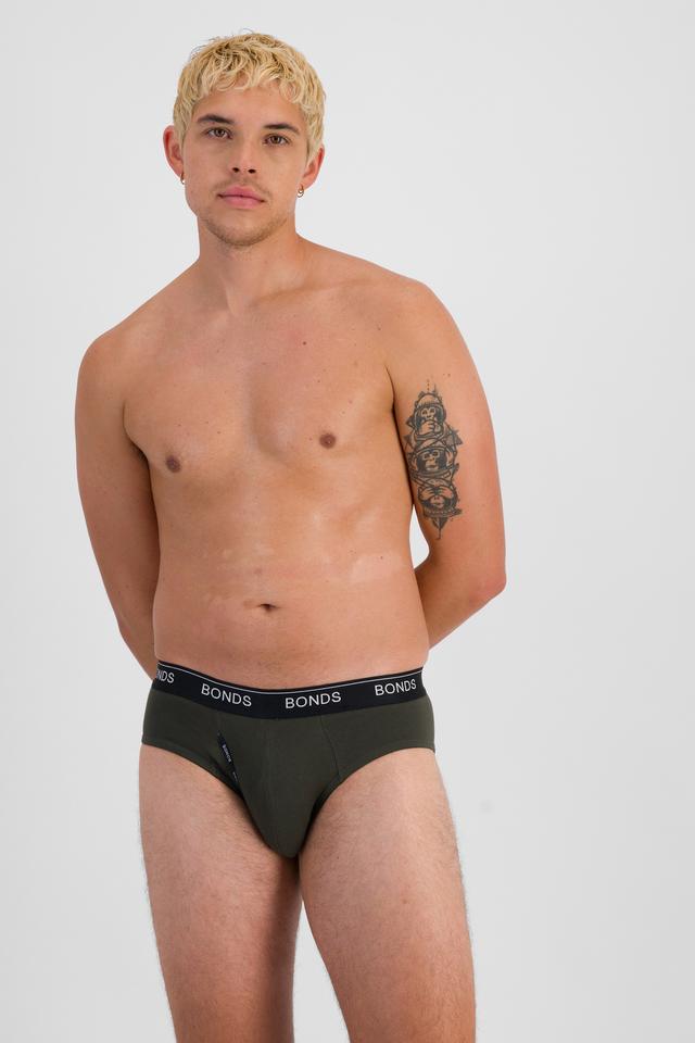 TOBIAS (He/Him) wears size M and is 187cm tall with 93cm chest and 78cm waist