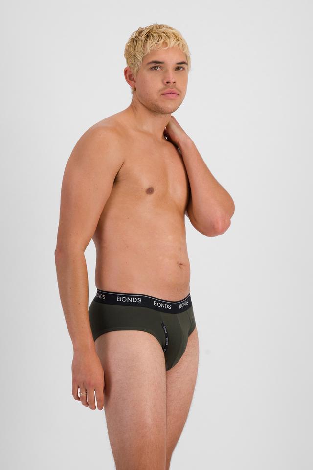 TOBIAS (He/Him) wears size M and is 187cm tall with 93cm chest and 78cm waist