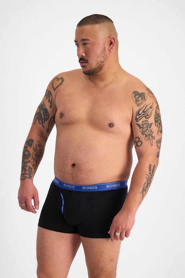 Mike (He/Him) wears size XL and is 180cm tall with 120cm chest and 96cm waist