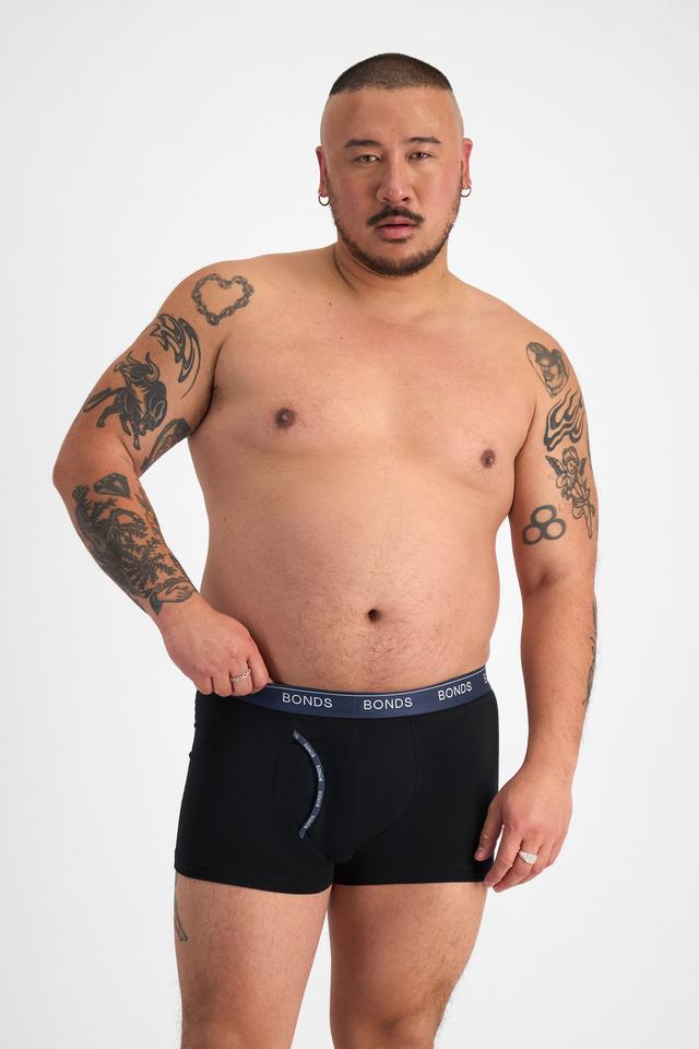 Mike (He/Him) wears size XL and is 180cm tall with 120cm chest and 96cm waist