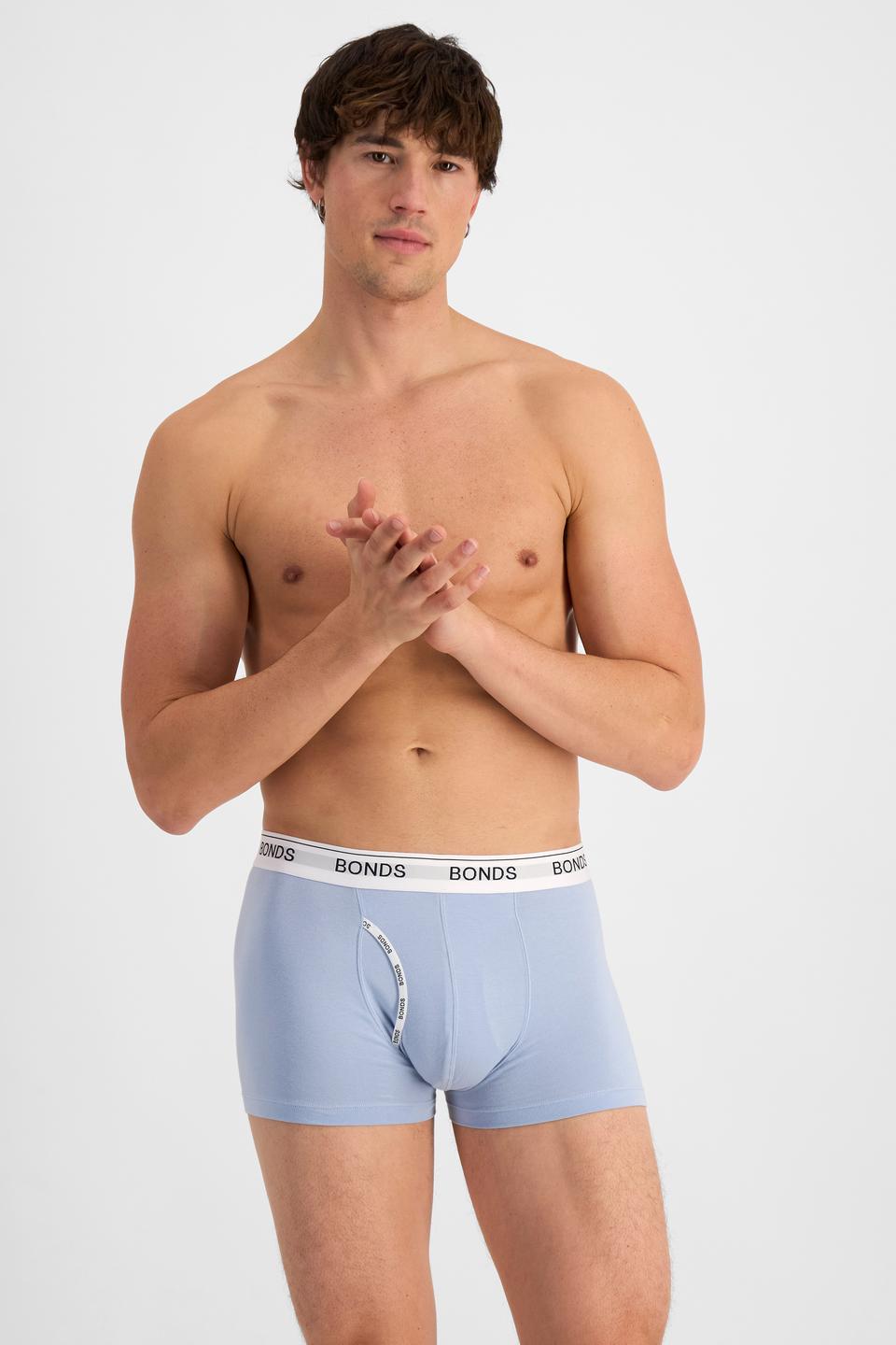 Alex (He/Him) wears size M and is 184cm tall with 98cm chest and 81cm waist