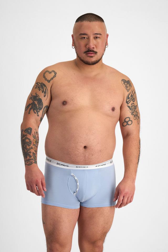 Mike (He/Him) wears size XL and is 180cm tall with 120cm chest and 96cm waist