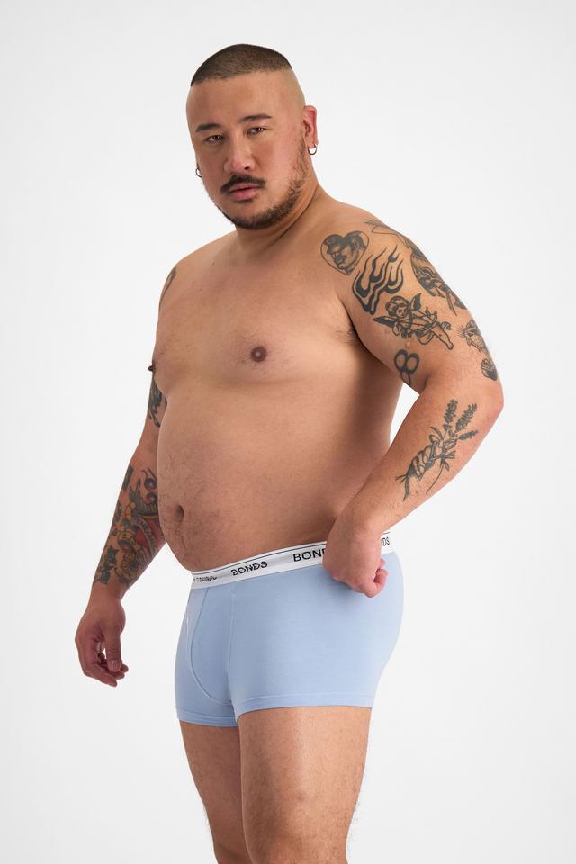 Mike (He/Him) wears size XL and is 180cm tall with 120cm chest and 96cm waist