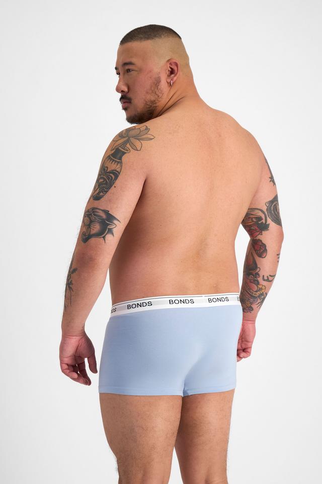 Mike (He/Him) wears size XL and is 180cm tall with 120cm chest and 96cm waist