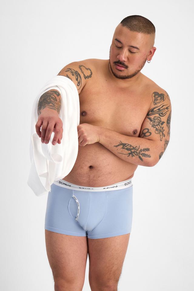 Mike (He/Him) wears size XL and is 180cm tall with 120cm chest and 96cm waist