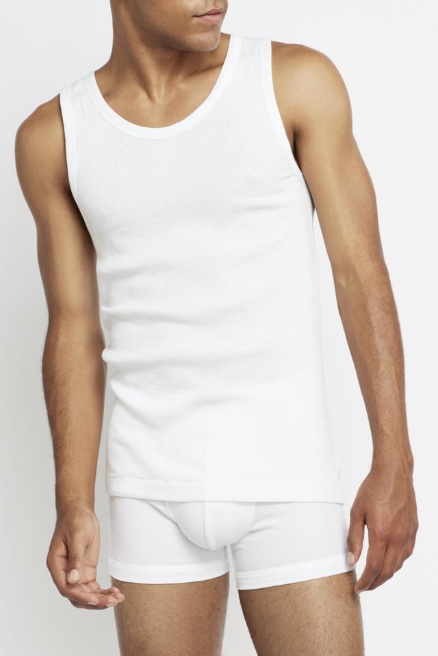 ELII (HE/HIM) WEARS SIZE MEDIUM, IS 182CM TALL WITH 94CM CHEST AND 76CM WAIST