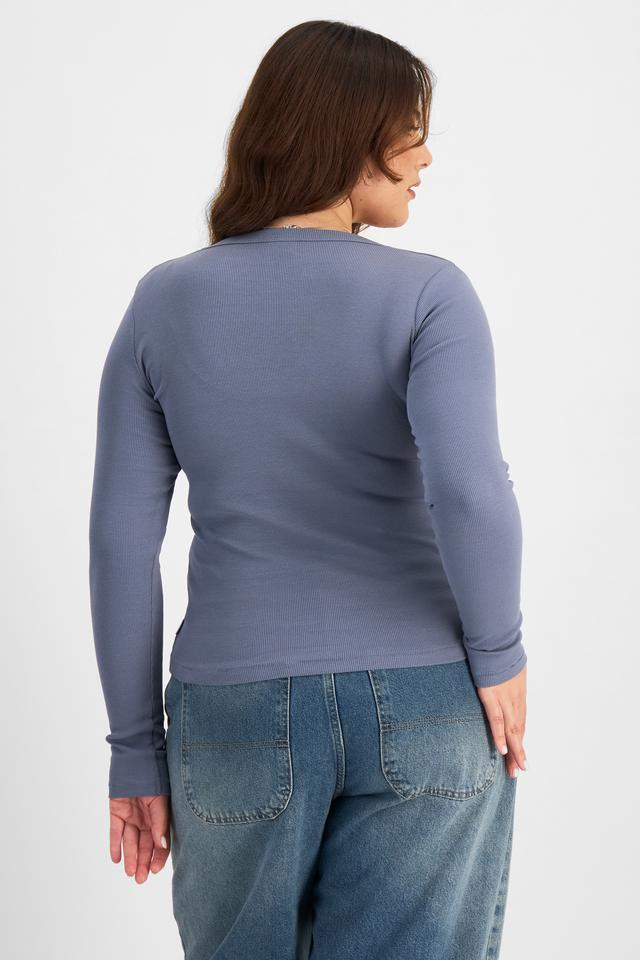 Bella (She/Her) wears size L and is 173cm tall with 95cm chest and 77cm waist