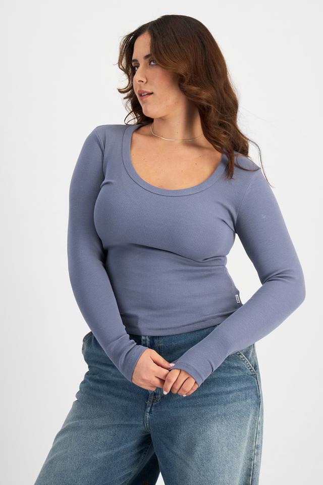 Bella (She/Her) wears size L and is 173cm tall with 95cm chest and 77cm waist
