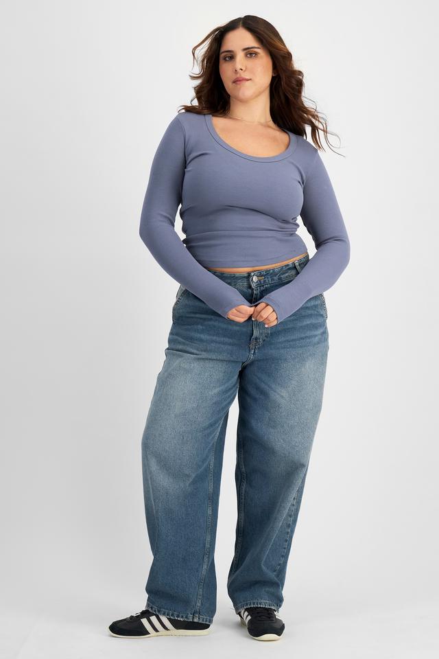 Bella (She/Her) wears size L and is 173cm tall with 95cm chest and 77cm waist