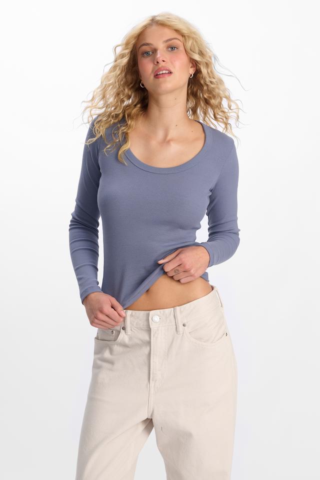 Asha (She/Her) wears size S and is 176cm tall with 82cm chest and 65cm waist
