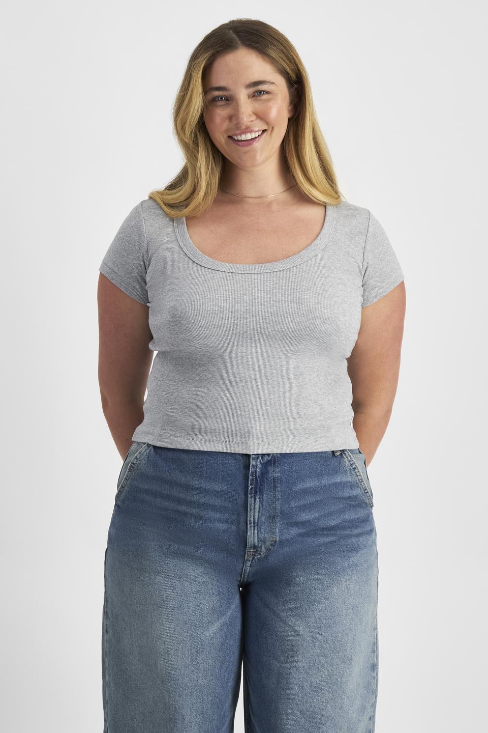 Chanel (She/Her) wears size L and is 176cm tall with 104cm chest and 89cm waist