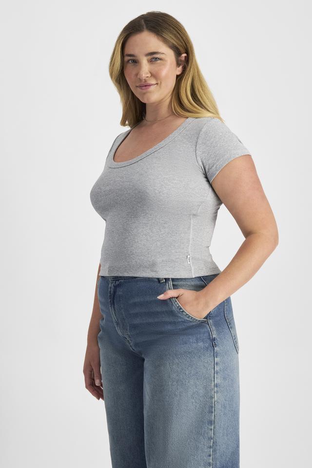 Chanel (She/Her) wears size L and is 176cm tall with 104cm chest and 89cm waist