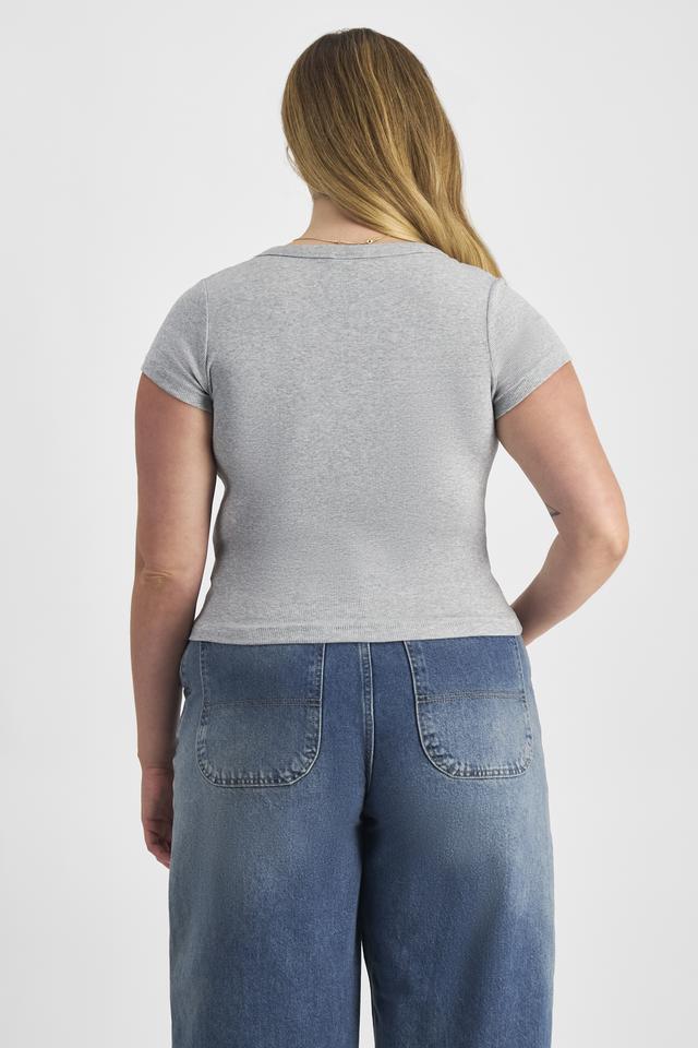 Chanel (She/Her) wears size L and is 176cm tall with 104cm chest and 89cm waist