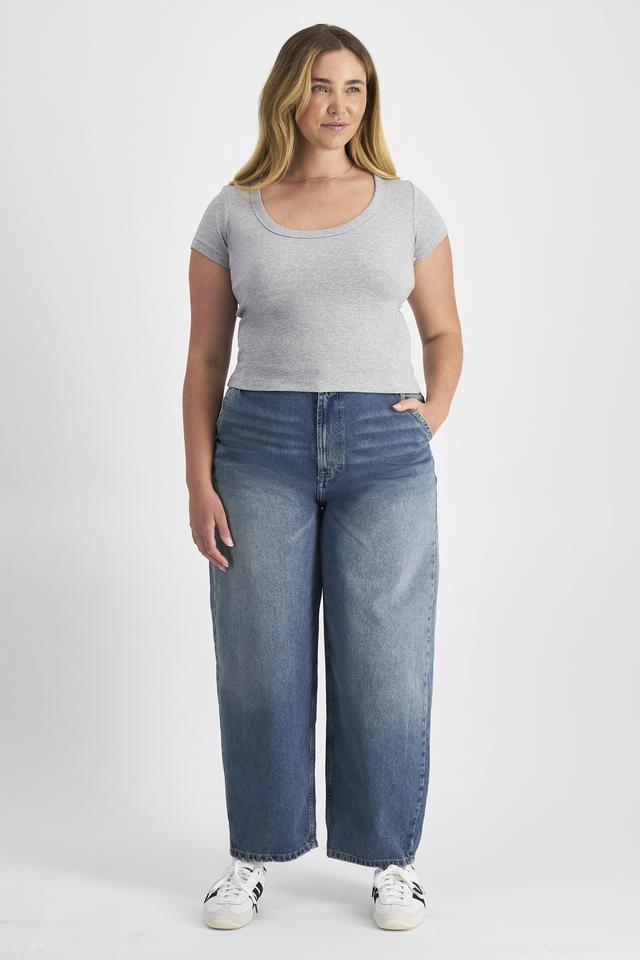 Chanel (She/Her) wears size L and is 176cm tall with 104cm chest and 89cm waist
