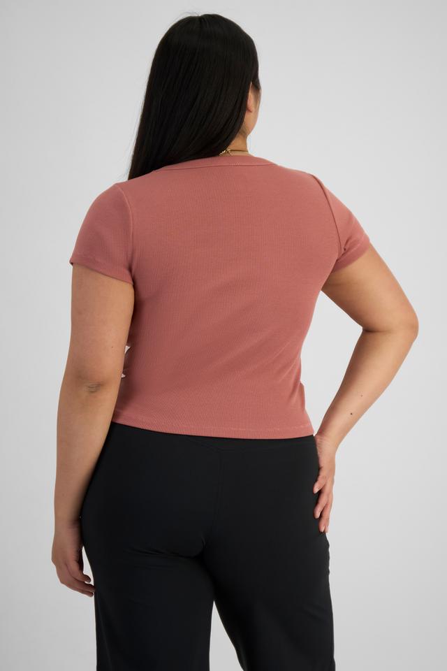 Chloe (She/Her) wears size L and is 165cm tall with 95cm chest and 78cm waist