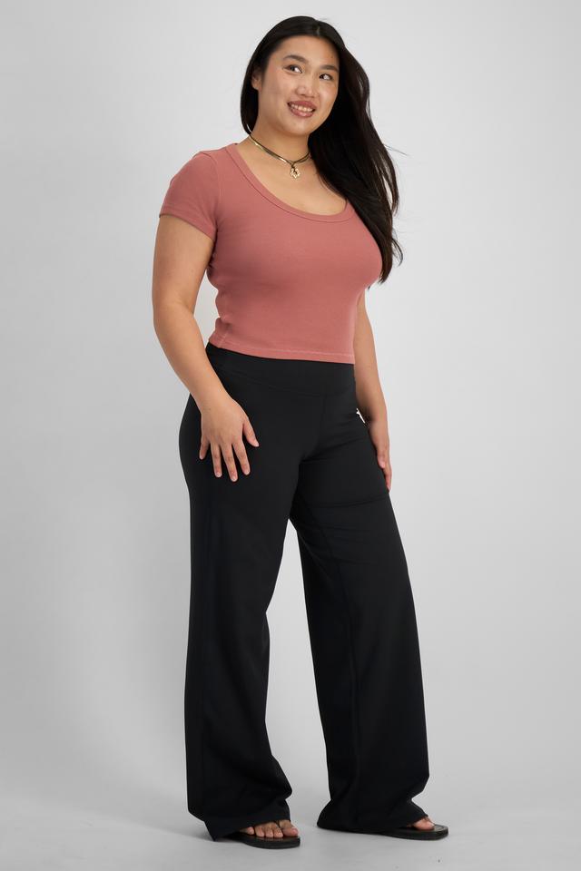 Chloe (She/Her) wears size L and is 165cm tall with 95cm chest and 78cm waist