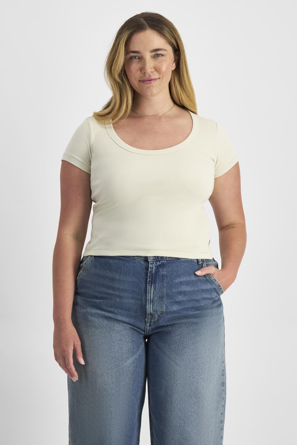 Chanel (She/Her) wears size L and is 176cm tall with 104cm chest and 89cm waist