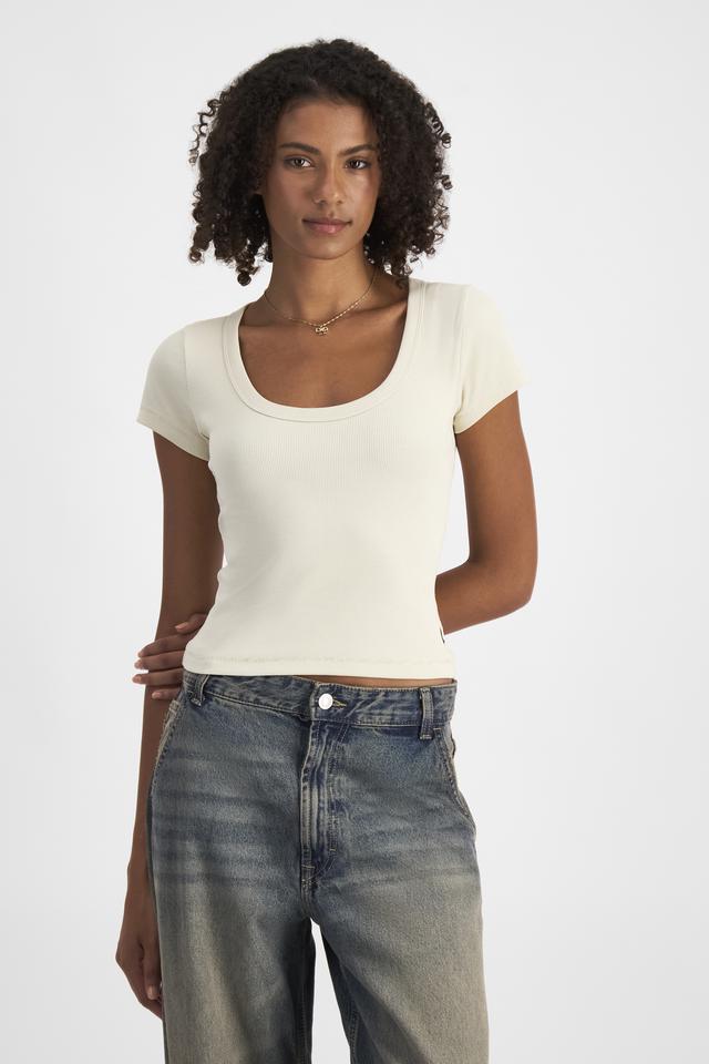 Norway (She/Her) wears size S and is 178cm tall with 82cm chest and 69cm waist