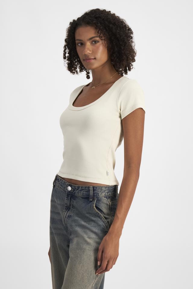 Norway (She/Her) wears size S and is 178cm tall with 82cm chest and 69cm waist