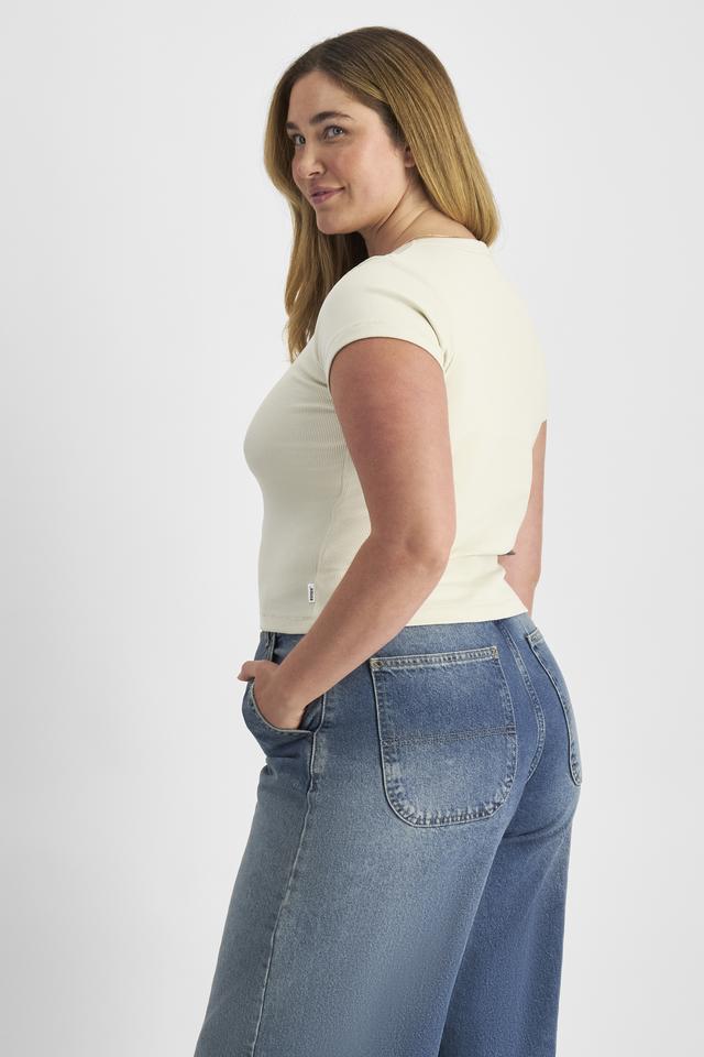 Chanel (She/Her) wears size L and is 176cm tall with 104cm chest and 89cm waist