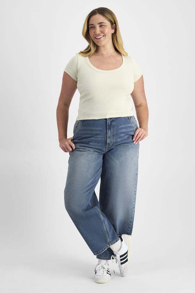 Chanel (She/Her) wears size L and is 176cm tall with 104cm chest and 89cm waist