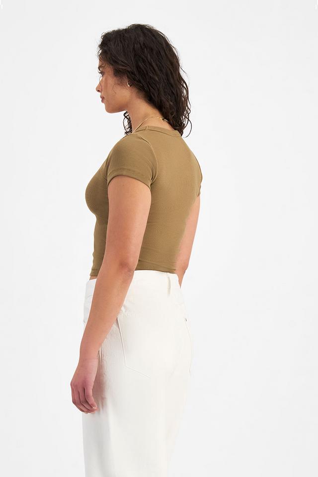 Laila (She/Her) wears size Small and is 180cm tall with 91cm chest and 74cm waist