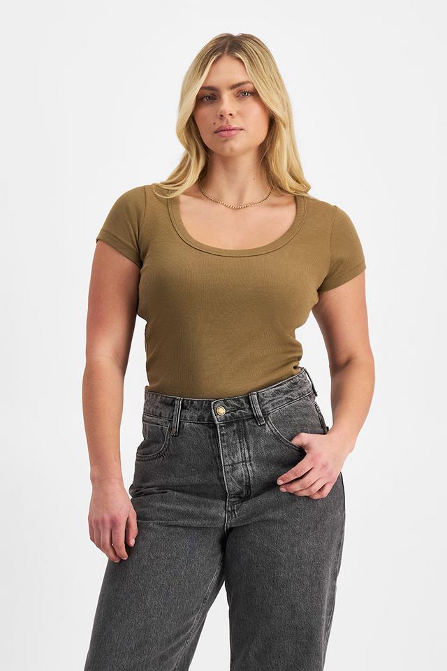 Zoe (She/Her) wears size Large and is 170cm tall with 98cm chest and 85cm waist