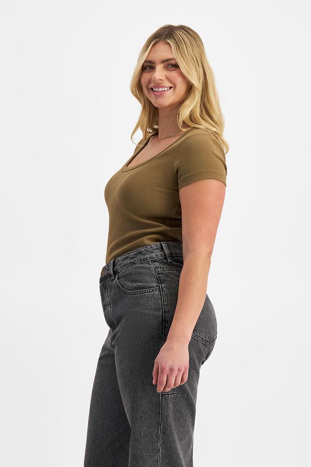 Zoe (She/Her) wears size Large and is 170cm tall with 98cm chest and 85cm waist