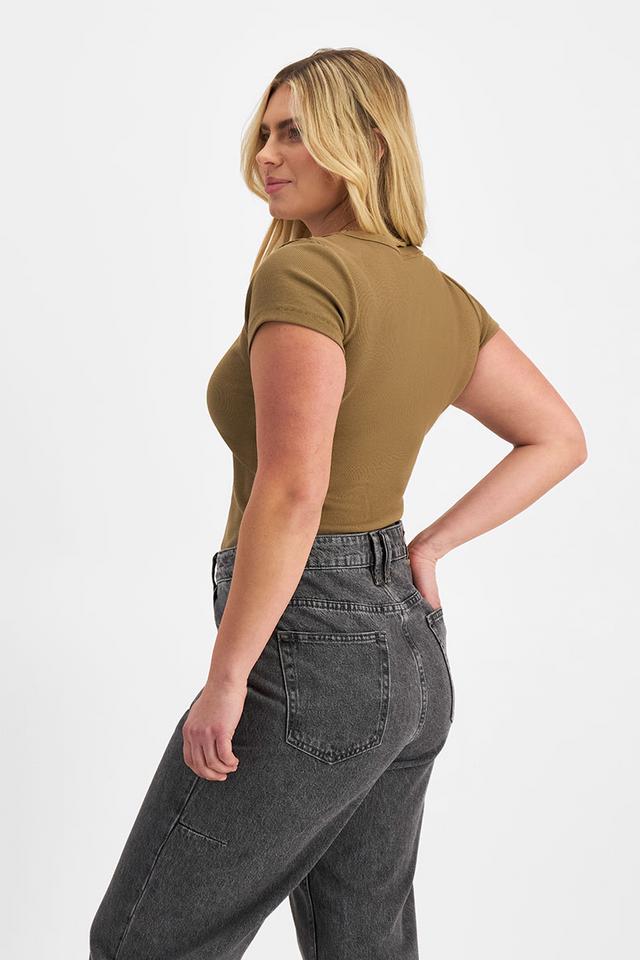 Zoe (She/Her) wears size Large and is 170cm tall with 98cm chest and 85cm waist