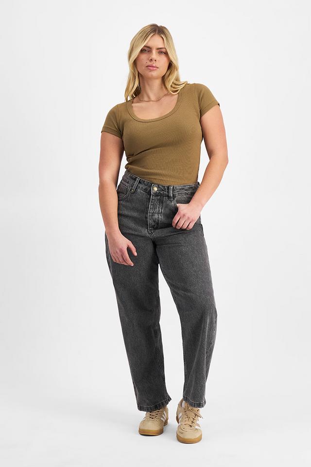 Zoe (She/Her) wears size Large and is 170cm tall with 98cm chest and 85cm waist