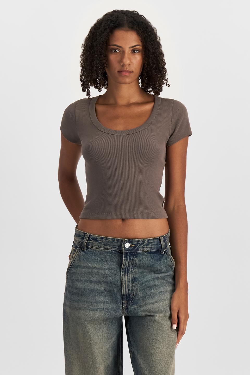 Norway (She/Her) wears size S and is 178cm tall with 82cm chest and 69cm waist
