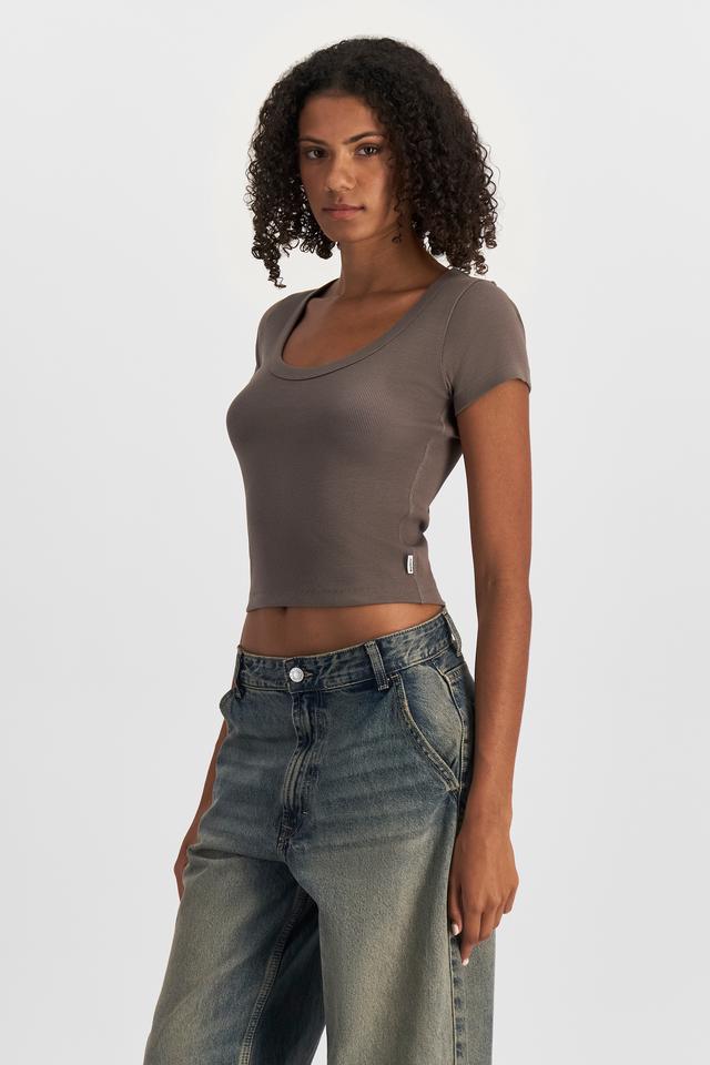 Norway (She/Her) wears size S and is 178cm tall with 82cm chest and 69cm waist