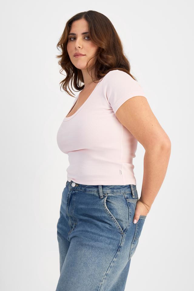 Bella (She/Her) wears size L and is 173cm tall with 95cm chest and 77cm waist