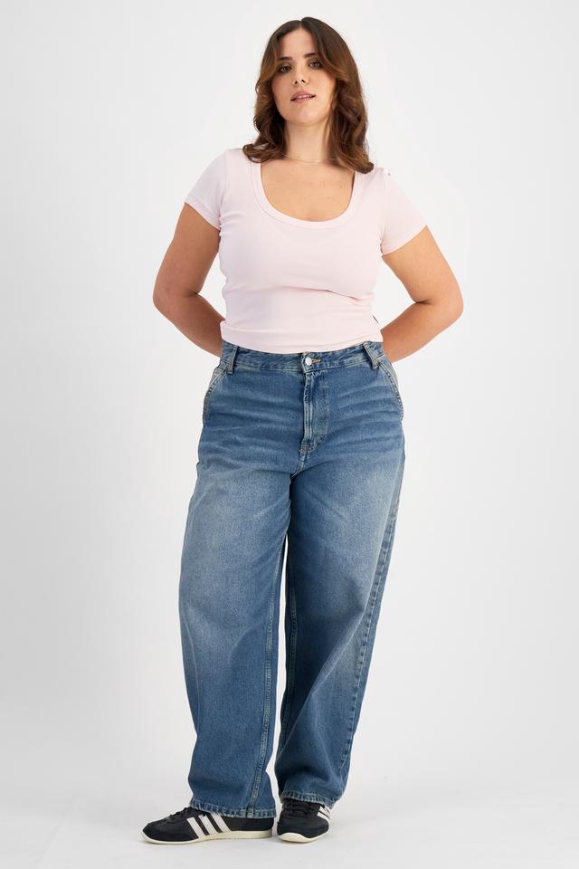 Bella (She/Her) wears size L and is 173cm tall with 95cm chest and 77cm waist