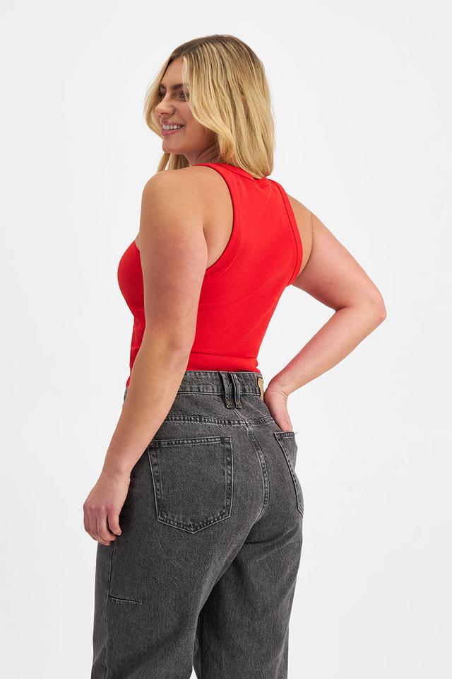Zoe (She/Her) wears size Large and is 170cm tall with 98cm chest and 85cm waist