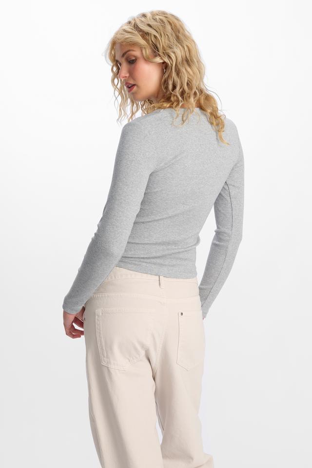 Asha (She/Her) wears size S and is 176cm tall with 82cm chest and 65cm waist