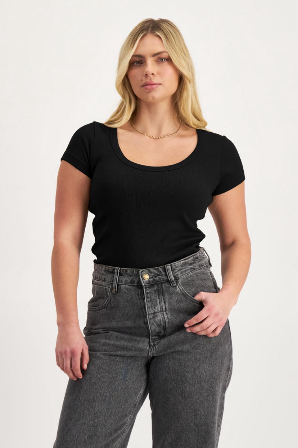 Zoe (She/Her) wears size Large and is 170cm tall with 98cm chest and 85cm waist